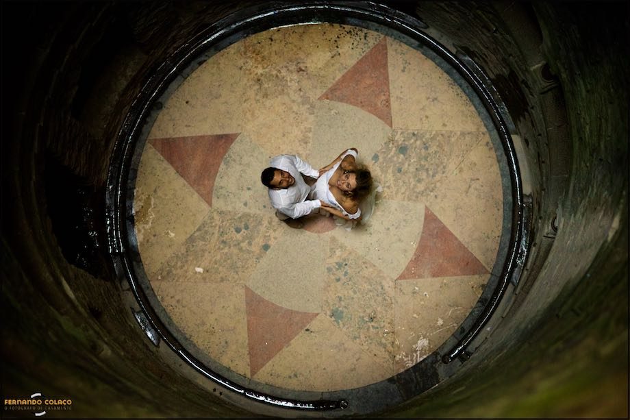 Marido com a sua mulher grávida na roseta da Torre Invertida da Quinta da Regaleira.