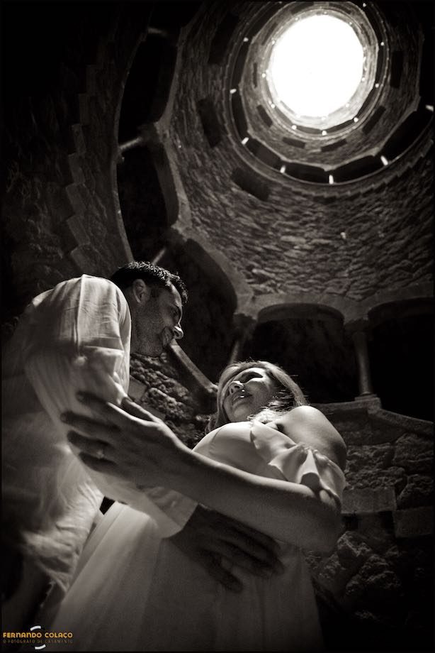 Marido e mulher olham um para o outro na Torre invertida da Quinta da Regaleira.