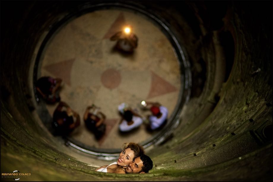 Espreitando com pessoas no fundo da Torre Invertida da Quinta da Regaleira em Sintra..