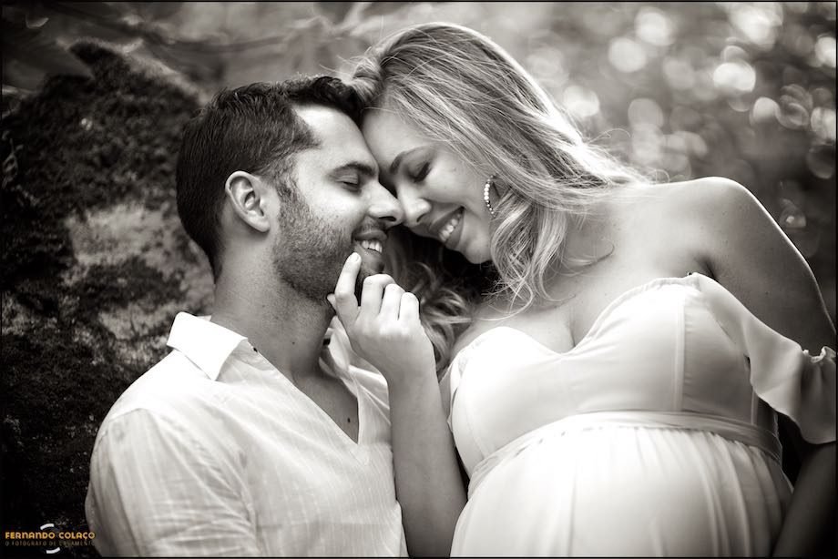 Mulher grávida faz festas na cara do marido.