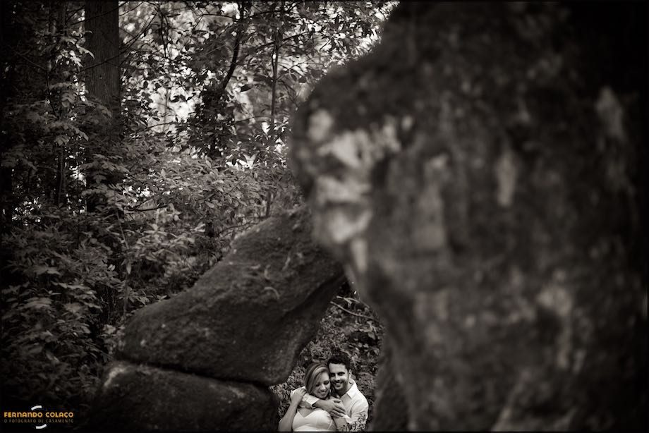 Por entre o buraco da grande rocha na Quinta da Regaleira.