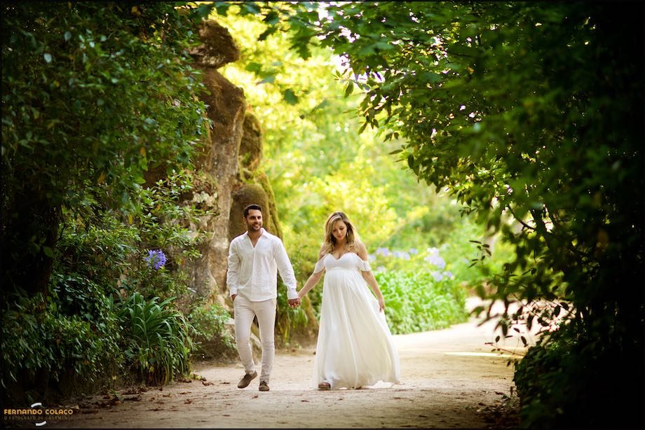 O casal a passear no jardim.