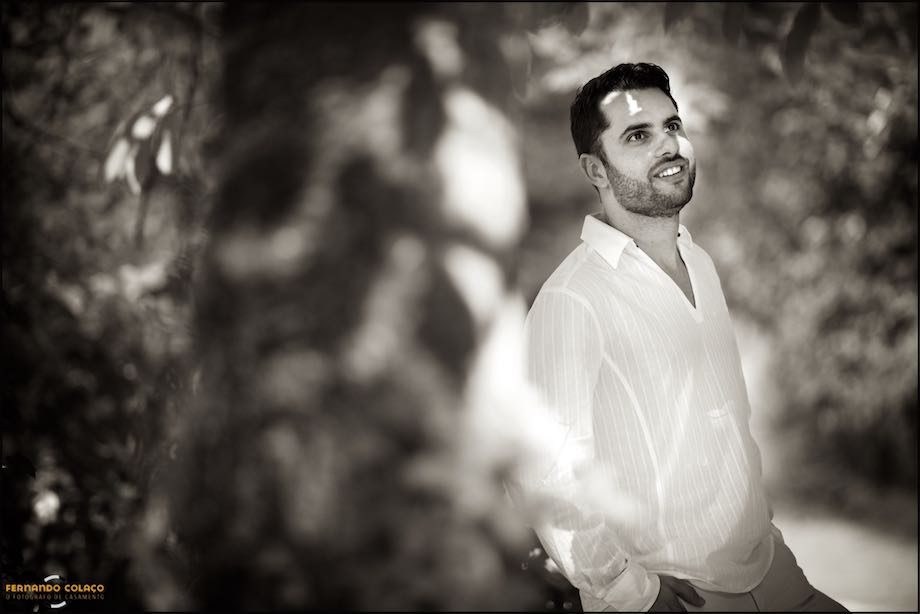 Retrato de homem encostado e mão no bolso.