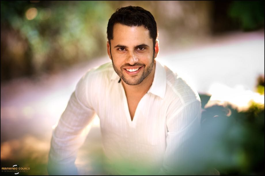 Homem ri enquanto é fotografado.