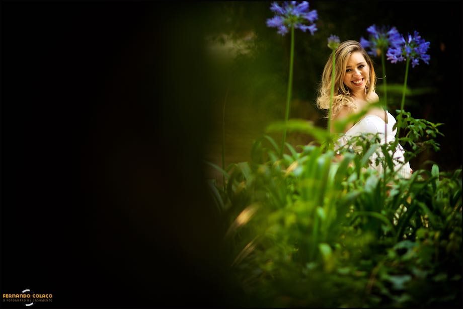 Mulher grávida entre agapantos  azuis.