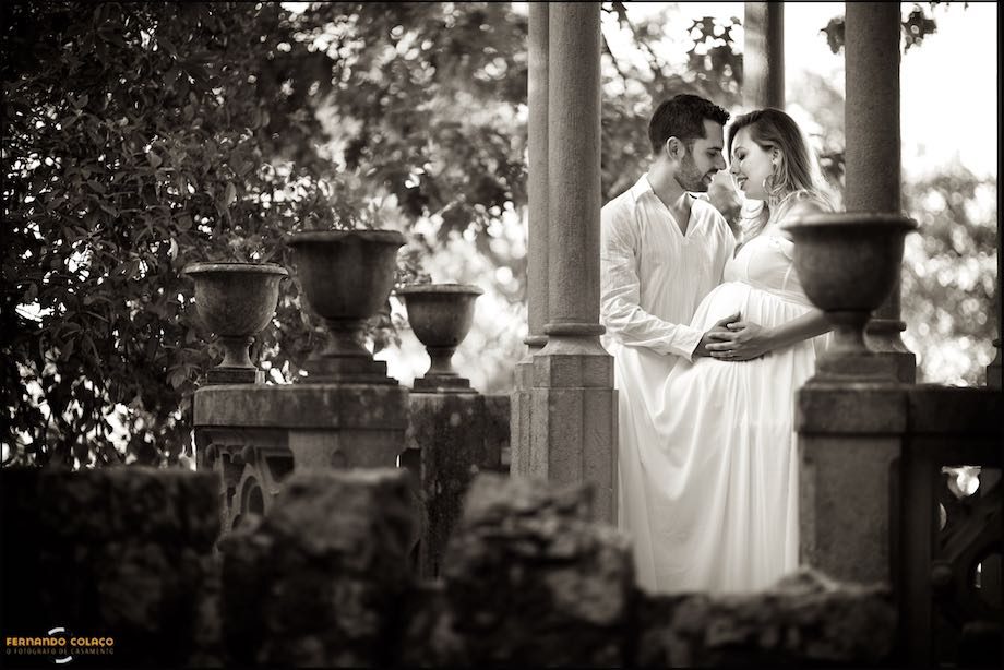 O casal sentado no coreto do jardim.