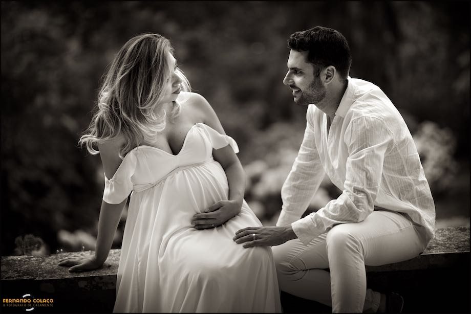 Sentados num muro a conversar um com o outro.