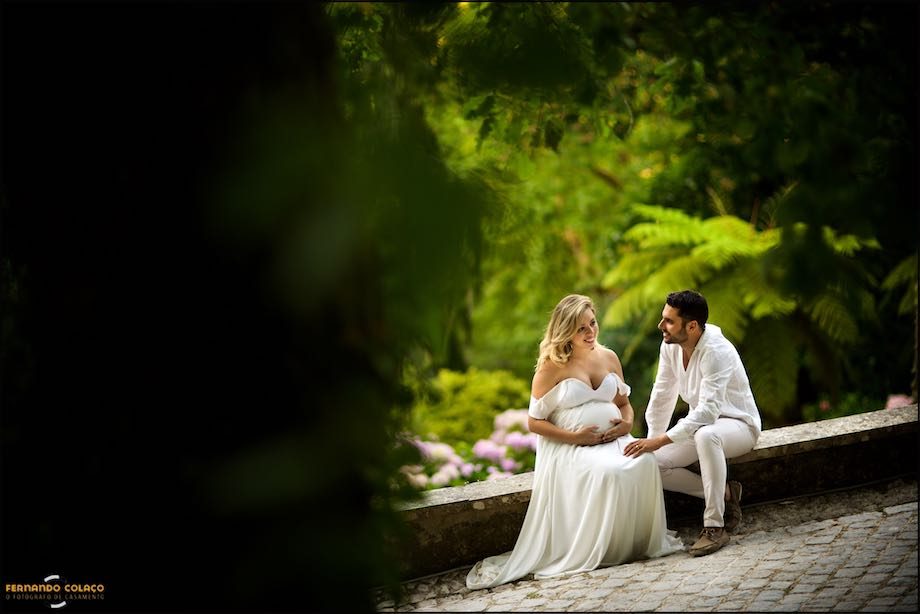 Com o verde do jardim por detrás.