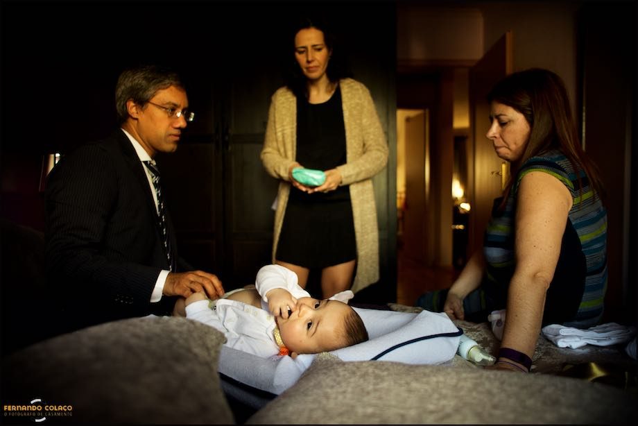 Pai, mãe e tia do menino junto dele.