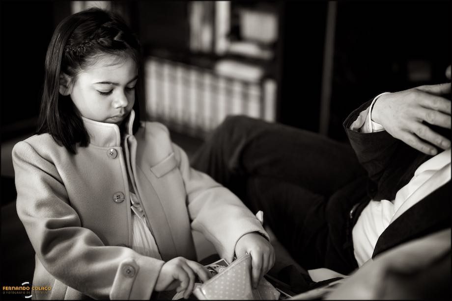 A irmã do bebé de casaco vestido pronta para sair para a igreja.