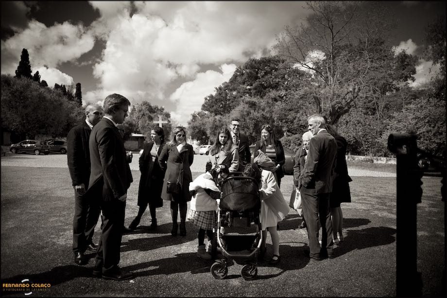 Familia junto da Igreja para o batismo.