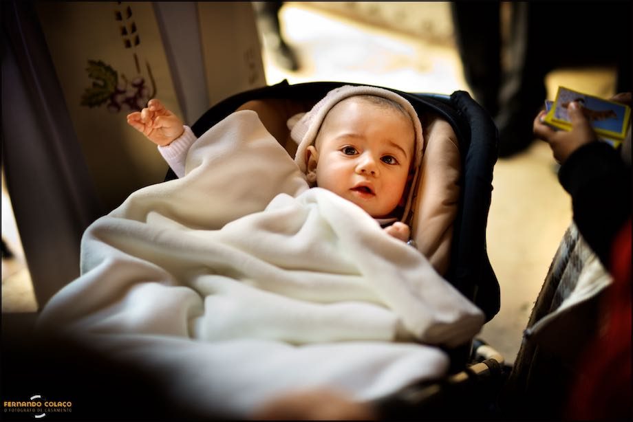 Bebé deitado ao entrar para a igreja do seu batismo.