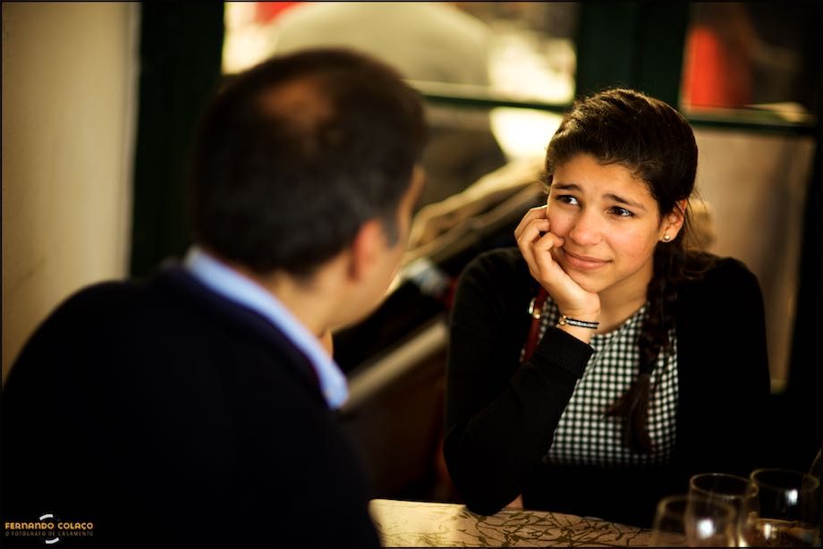 Convidada do batizado conversa com um convidado.