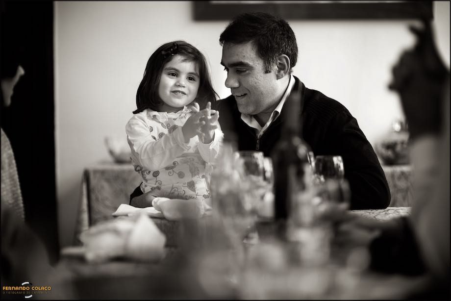 Menina conta uma história ao seu pai.