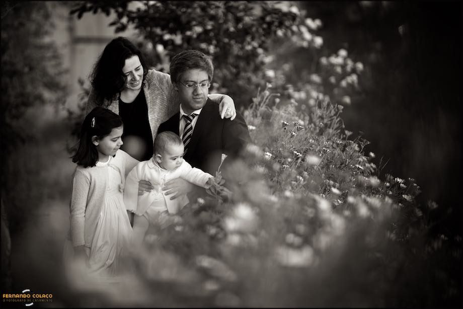 Familia do bebé em pose para o fotógrafo de batizado.