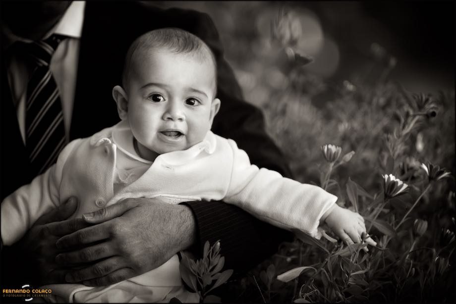 Retrato do menino pelo fotógrafo de batizados.