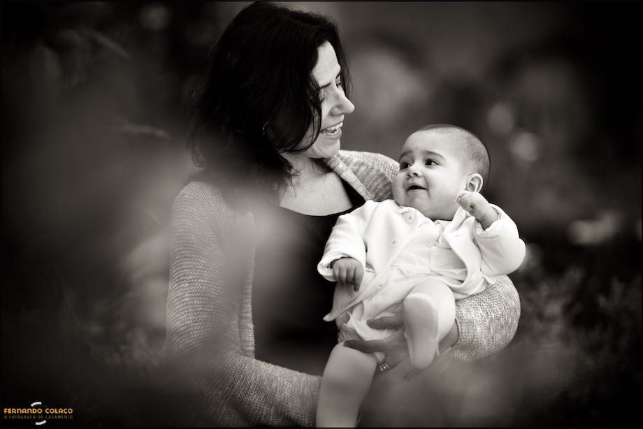 Retrato de bebé ao colo da mãe, pelo fotógrafo de batizados.