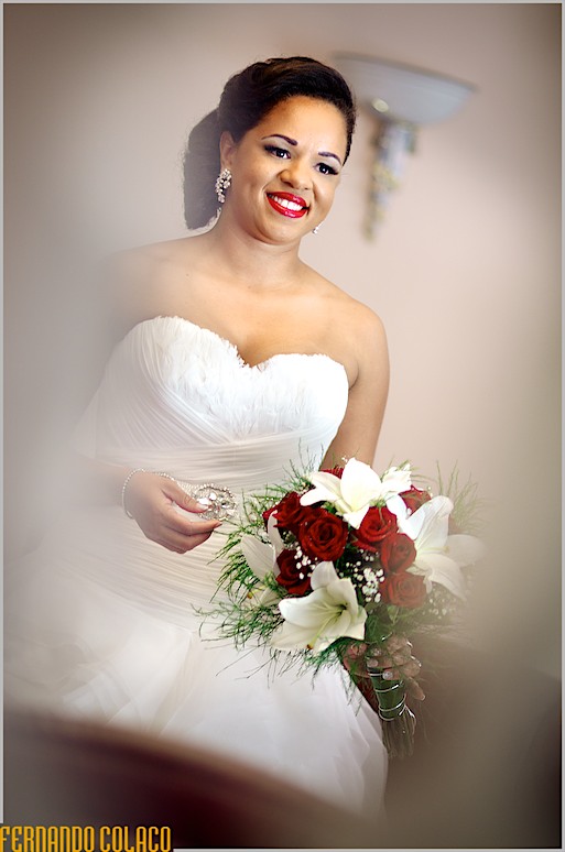 Retrato da noiva, com o bouquet na mão, já pronta para partir para a cerimónia do casamento.