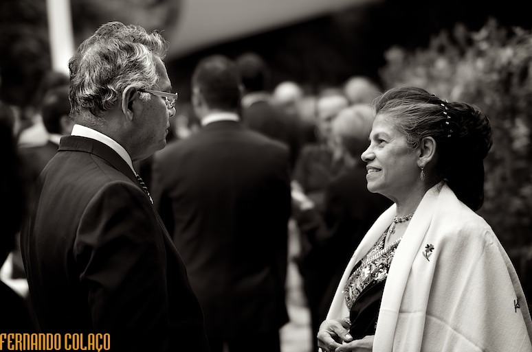 Senhor e senhora conversa no convívio depois da cerimónia do casamento na Quinta do Vale.
