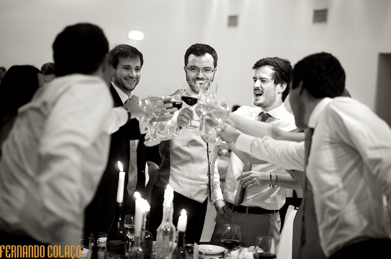 Noivo com amigos fazem uma saúde em casamento no Convento do Espinheiro em Évora.