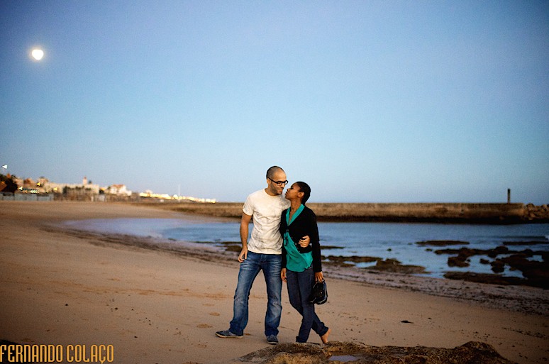 Praia do Estoril do lado do mar, com noivos em sessão de namoro.