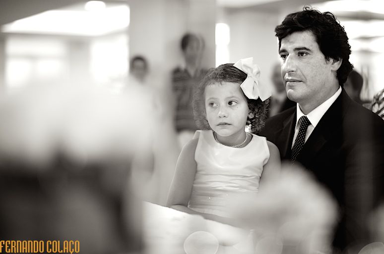 Sentados em frente da mesa cerimonial do casamento na Quinta de D. Nuno em Fátima, o noivo com a sua filha ao colo.