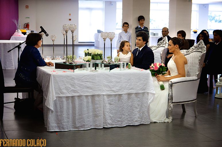 Os noivos com a filha e a conservadora oficiante na mesa da cerimónia do casamento na Quinta de D. Nuno em Fátima.