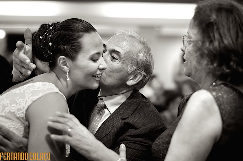 O pai do noivo beija a sua nora a seguir à cerimónia do casamento.
