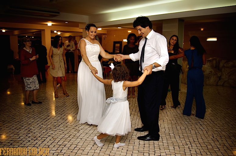 Por entre convidados na festa do casamento na Quinta de D. Nuno em Fátima, os noivo e a noiva fazem uma roda , dançando com a filha.