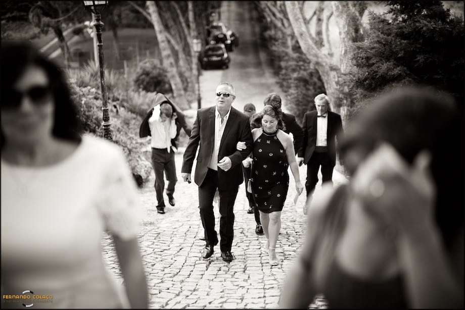 A group of guests from the direction of the wedding ceremony venue at Morada do Sol in Sintra.