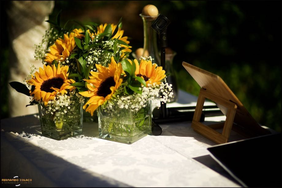 Sunflowers decorate the table of the wedding ceremony at Morada do Sol in Sintra.