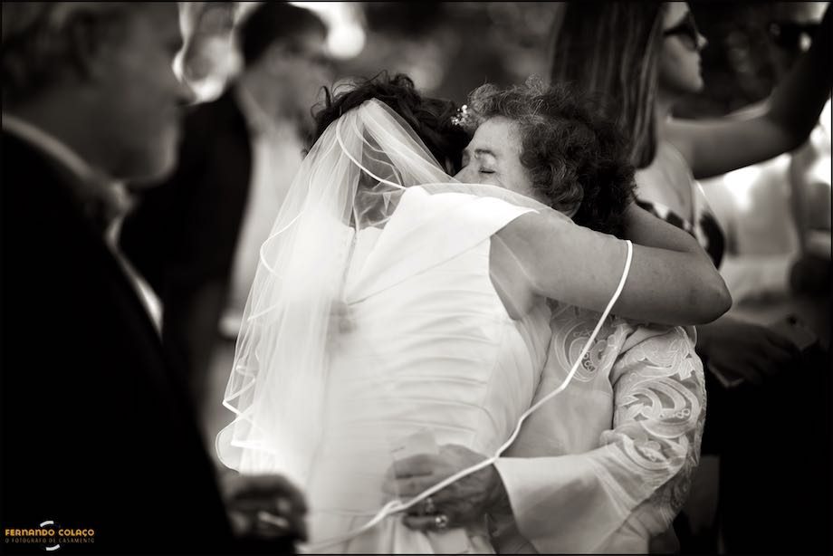 The bride hugs her mother, who congratulates her on her marriage, with emotion.