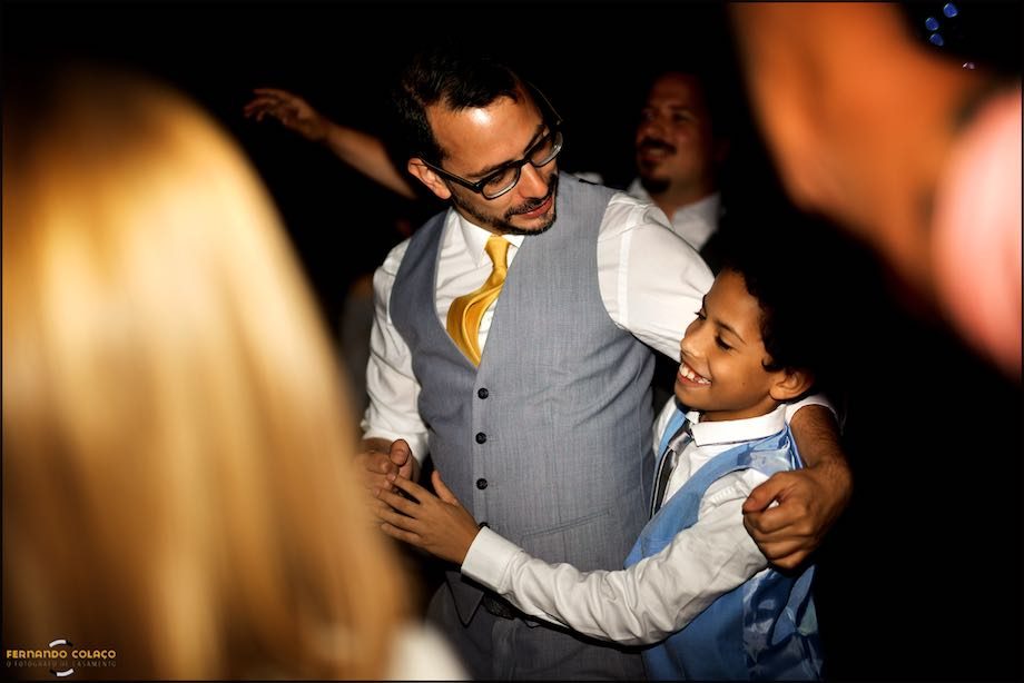 In the middle of the wedding party, a young man with a guest in conversation.