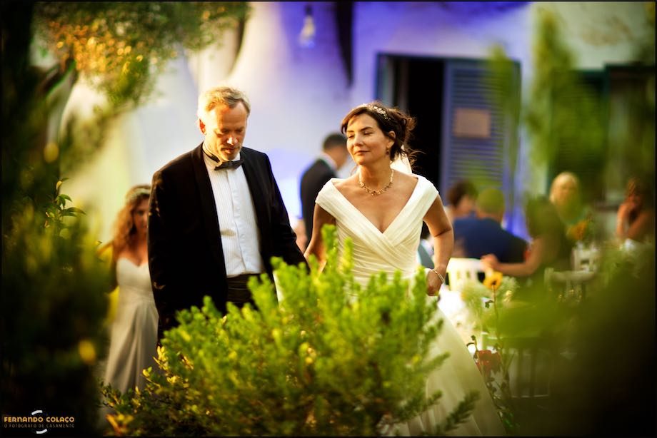 The bride and groom, after the session with the wedding photographer, arrive with their guests at the wedding party.