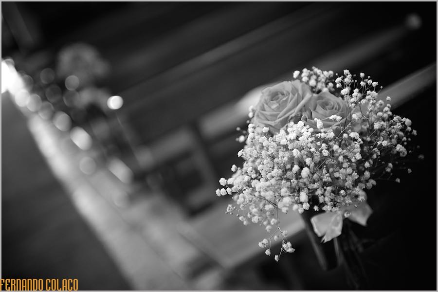 Um arranjo floral num dos bancos corridos da igreja, onde vai ser a cerimónia do casamento na Igreja de Nossa Sra. da Assunção de Enxara do Bispo.