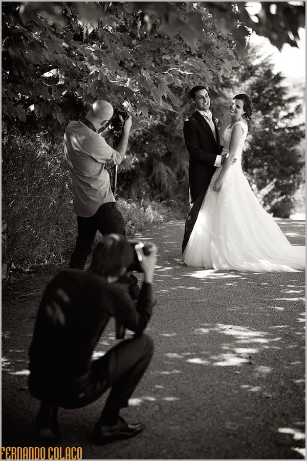 Dois fotógrafos no momento em que fotografam os noivos, quando eles chegam à Casa de Reguengos
para a festa do casamento.