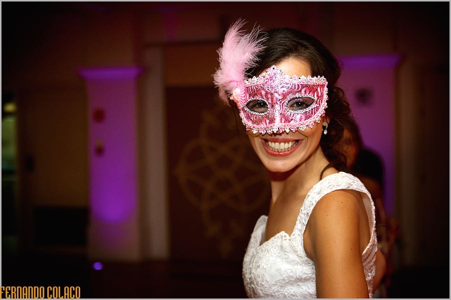 The bride with a mask during the wedding party at Casa de Reguengos.