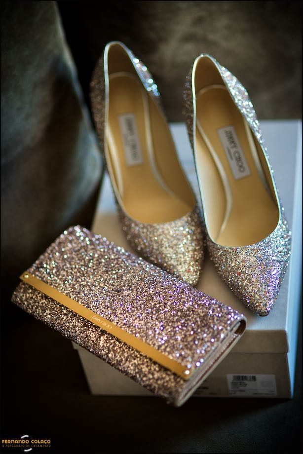 Sapatos e bolsa da noiva.