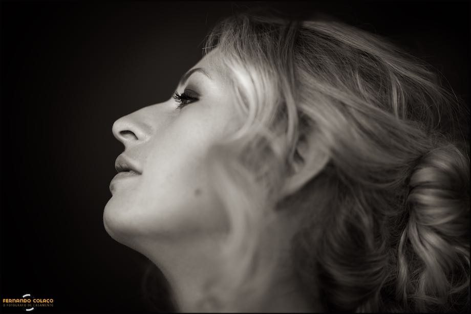 Grande plano da cara da noiva a preto branco, durante a sua preparação no Penha Longa Resort, pelo fotógrafo de casamento em Sintra.
