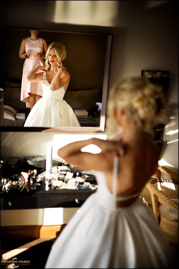 Ainda a acertar o vestido ao espelho, pela noiva, no Penha Longa Resort.
