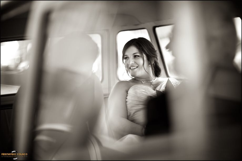 The bride is already inside the VW "Transporter" that takes her to the farm where the wedding will take place.
