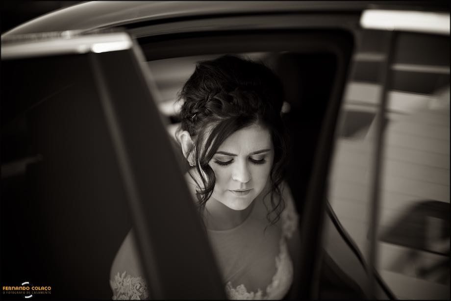 Bride, pensive, as she gets into the car that takes her to Club Nau in Ferragudo.