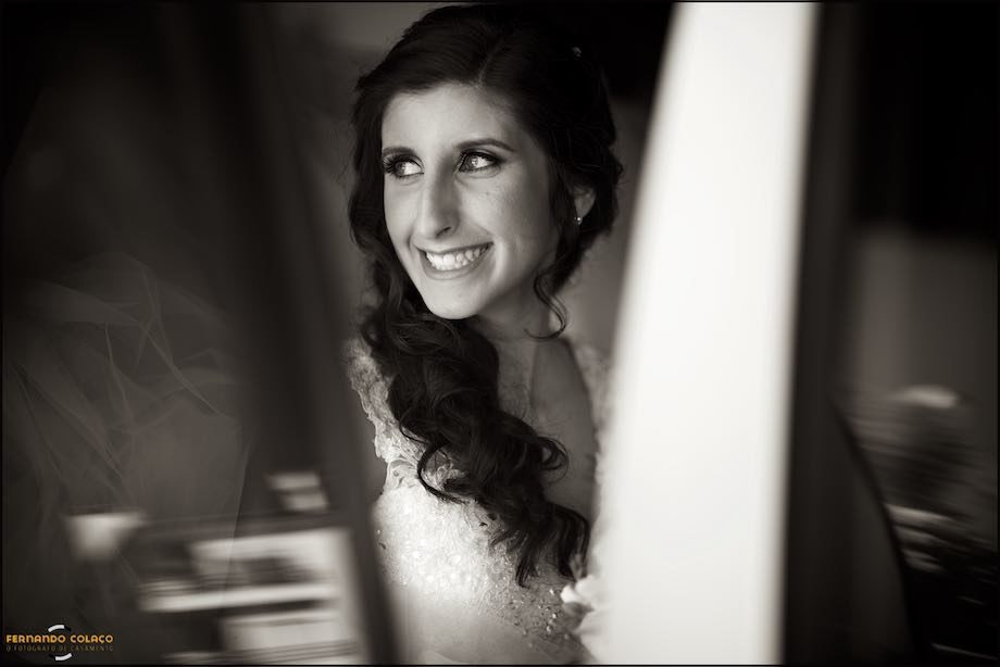 Bride with a long smile, in the car, before leaving for Quinta das Riscas where her wedding will be.
