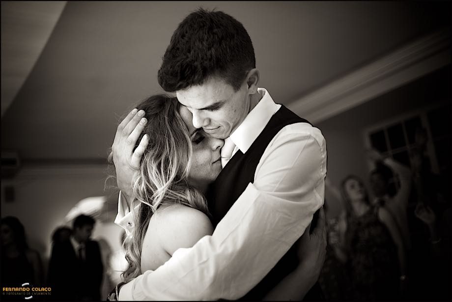 O noivo abraça, com carinho, a noiva, durante a dança da abertura do baile na festa do casamento na Quinta das Palmeiras em Sintra.
