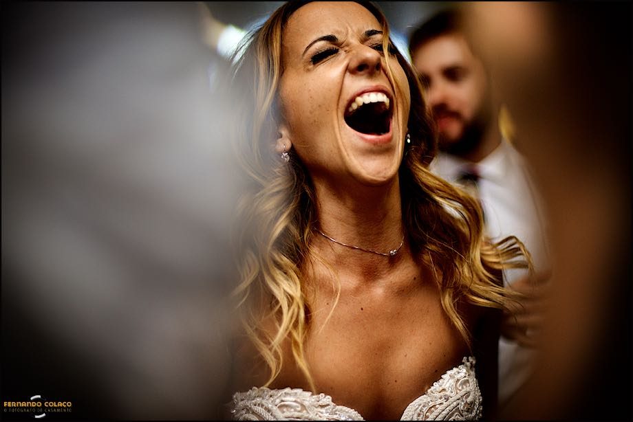 Cara da noiva, gritando no meio de uma dança, na festa do seu casamento.