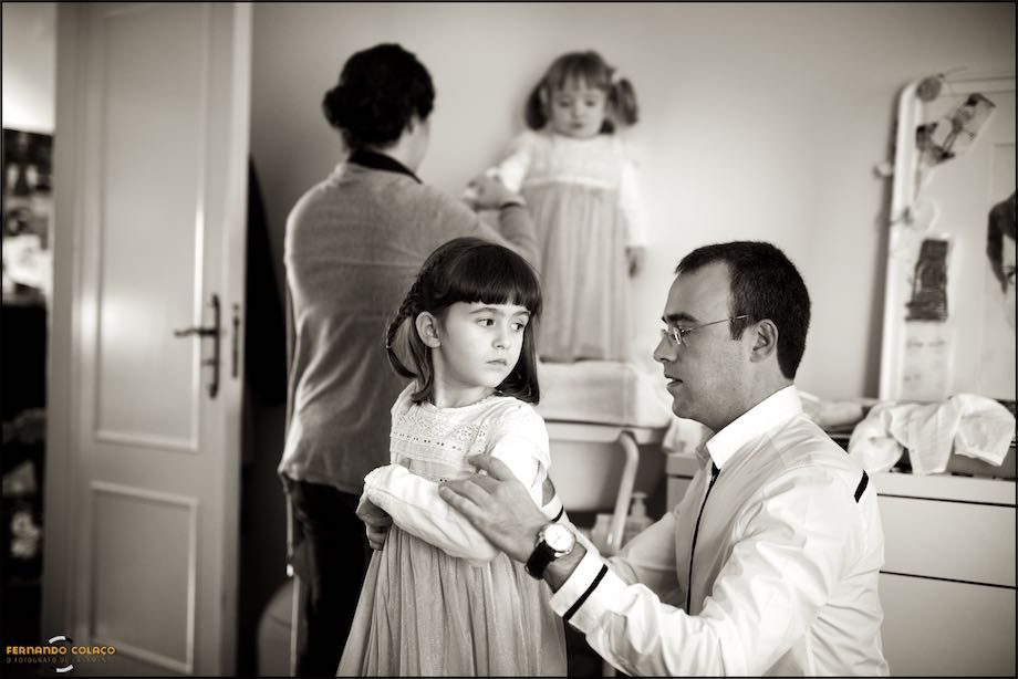 Os pais, e noivos, vestido as sua duas filhas para o casamento deles.