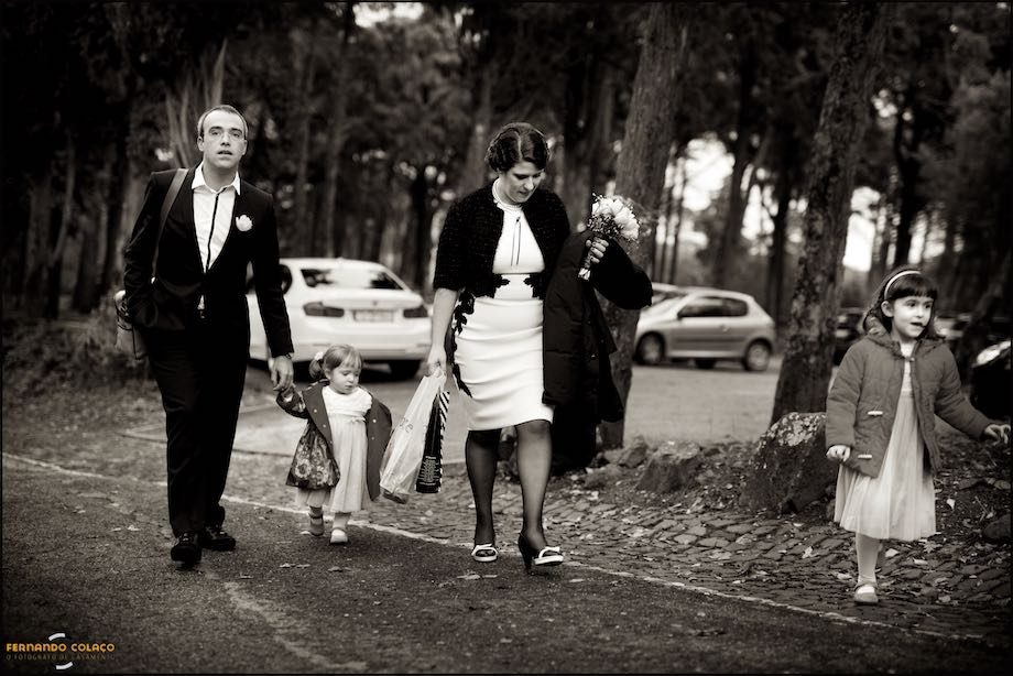 Os noivos com as duas filhas caminham entre as árvore do parque de Monsanto, a caminho do local da cerimónia e festa d casamento.