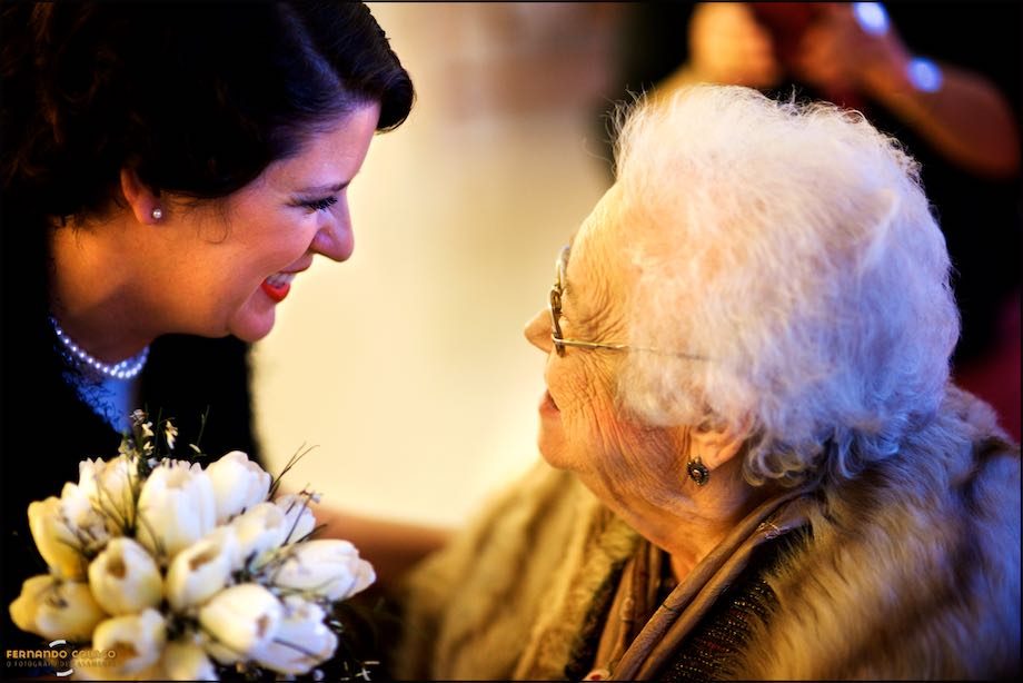 A noiva conversa conversa com uma convidada, quando chega ao local da cerimónia do casamento.