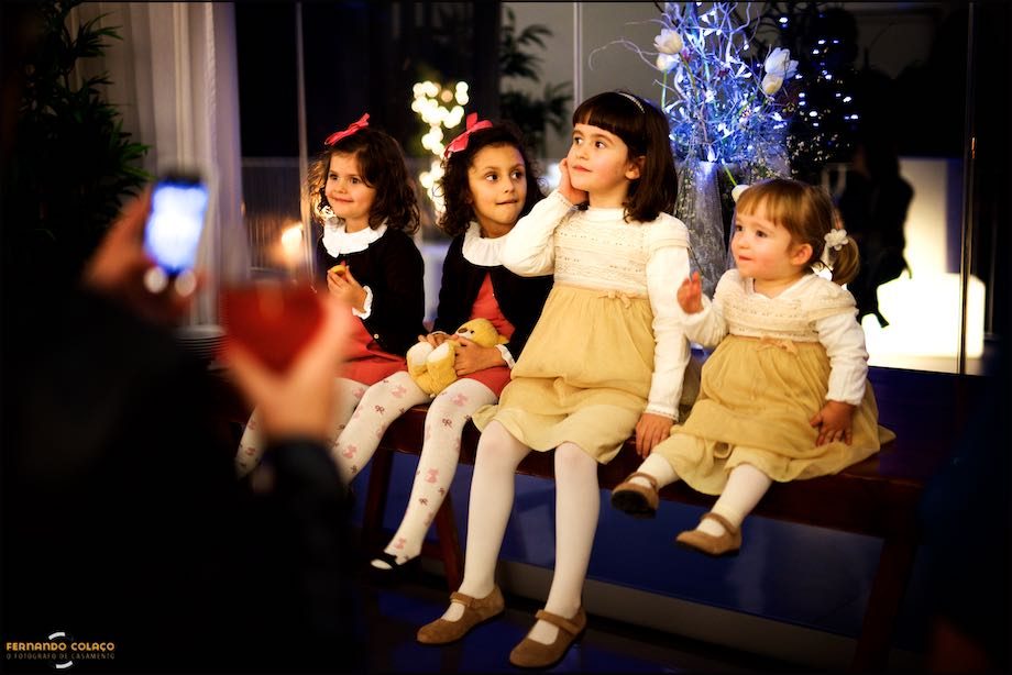Quatro meninas sentadas num sofá, antes de começar a cerimónia do casamento.