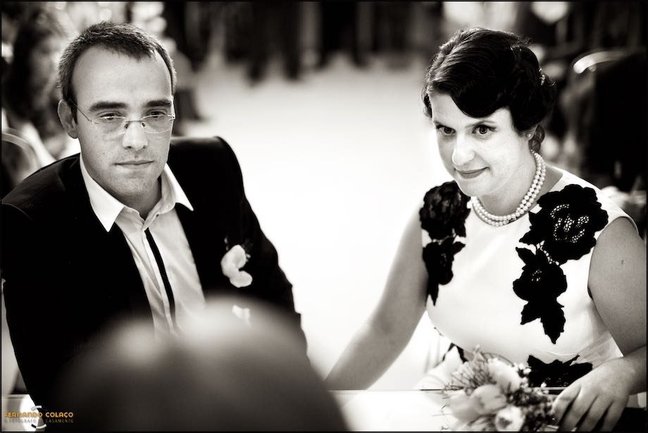 O casal sentado em frente da conservadora oficiante da cerimónia do casamento.